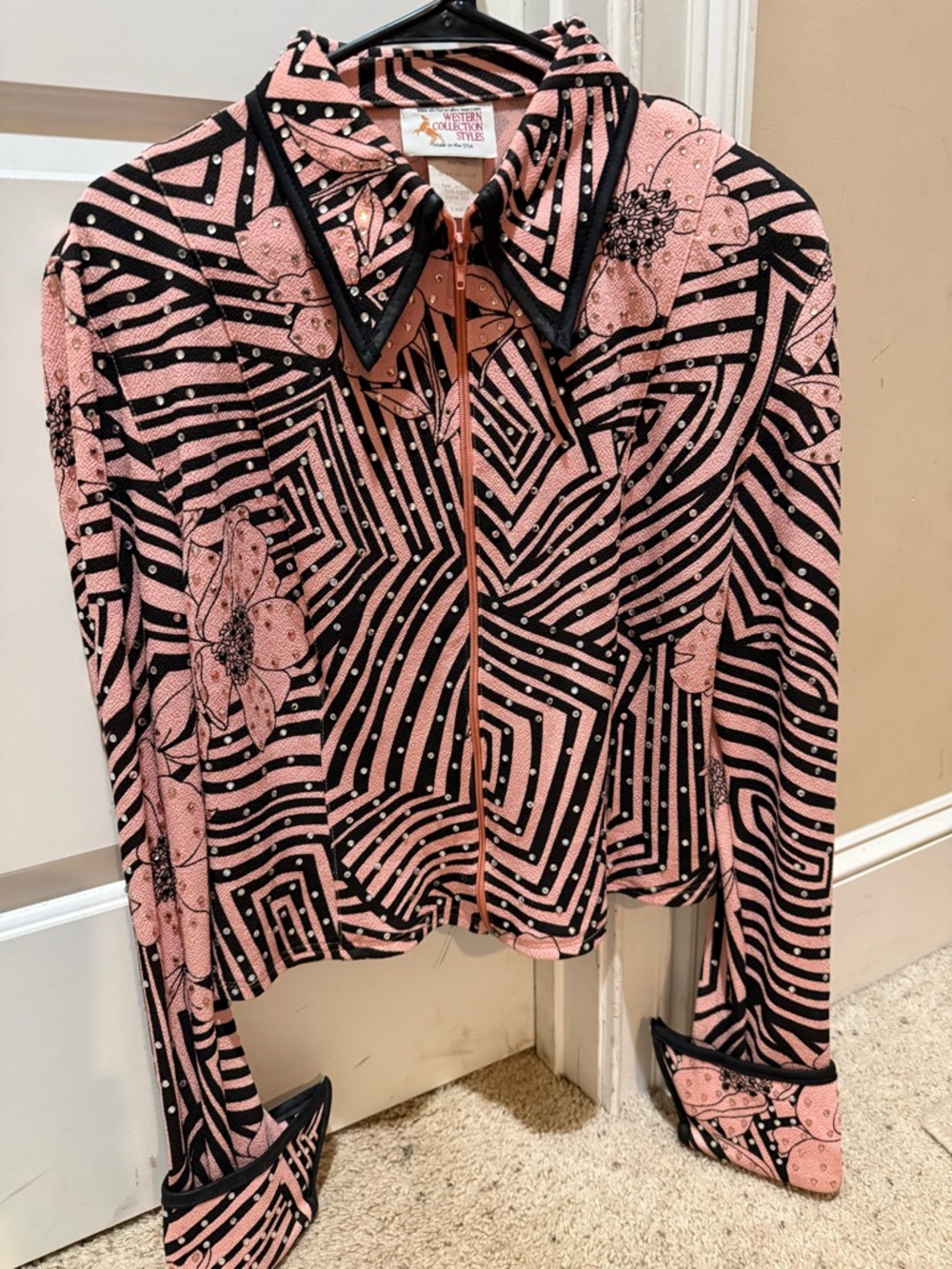 Western Collection Styles ladies L Peach & Black Geometric Floral Zip-Up Top
